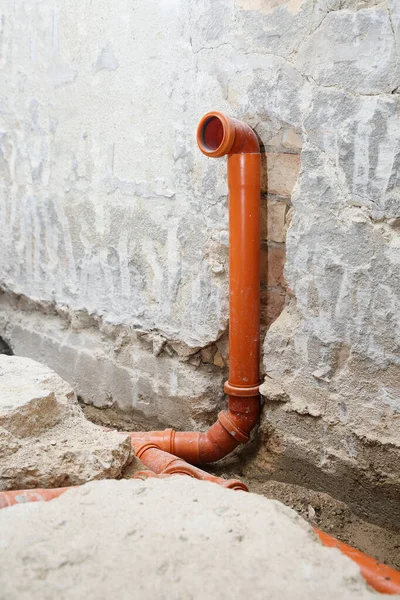 Banyoya Yeni Bir Kanalizasyon Borusu Döşenecek Dikey Çekim Yenileme Konsepti — Stok fotoğraf