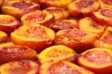 Bal, tarçın ve tereyağlı taze pişmiş organik şeftali. Sağlıklı ve lezzetli bir tatlı.