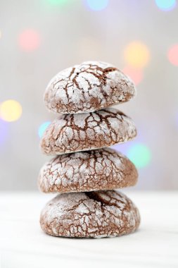 Karlı bir Noel ağacı gibi dizilmiş, dört çatırdayan kakaolu kurabiyeyi bulanık, renkli Noel ışıklarına yakın tut..