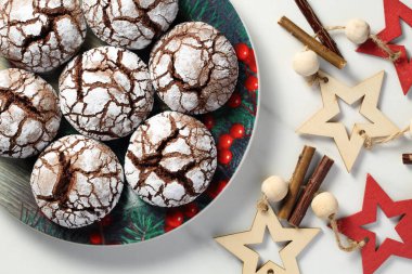 Geleneksel Noel kakaosunun yukarıdan görünüşü renkli bir tabakta kırışık kurabiyeler, Noel süsleriyle çevrili..