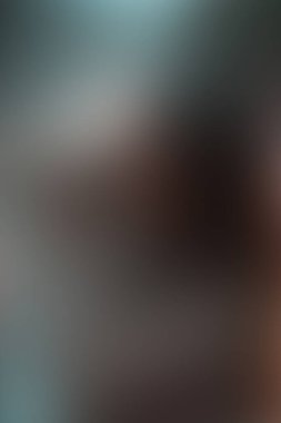 Soyut gri arkaplanın ışık ve gölgesi. Beyaz beton duvar dokusunda doğal gölgeler ve güneş ışığı çapraz kırılması. Yeşillik modeli için gölge örtüsü efekti, afiş grafik düzeni. Yüksek kalite fotoğraf