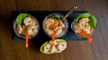 Avokado, Pepper ve Ispanak ile Karides Karides Kokteyli Sağlıklı Deniz Ürünleri Aperteçhizının En İyi Görüntüsü