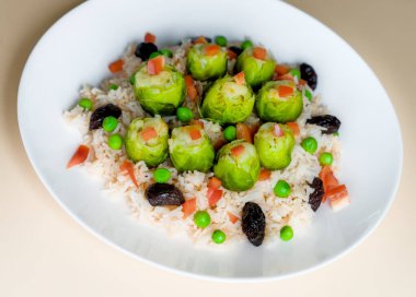 Domates soslu Basmati Rice, Brüksel lahanası, Kırmızı Çan Biberleri, Kalamata Yunan Zeytinleri ve Yeşil Bezelyeler, Sağlıklı Vejetaryen Diyet