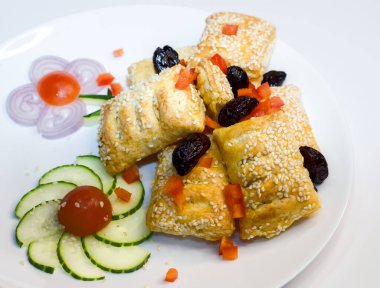 Yunan Feta Peynirli Mini Susamlı Pastayı Çiçek Süsleme Salatalığı, Kalamata ve Shallot Gıda Sanatı ile Kapatın