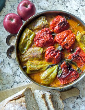 Rus Doldurulmuş Yeşil Biber Domates Sosu ve Huysuz Ekmek