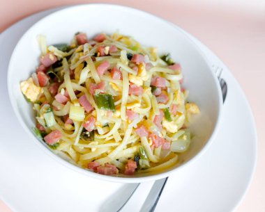 Bami Goreng 'in yakın çekimi Kızarmış Erişteyi Jambon, Leek ve Yumurta Omleti ile Karıştır, Endonezya Lokantası Mutfağı