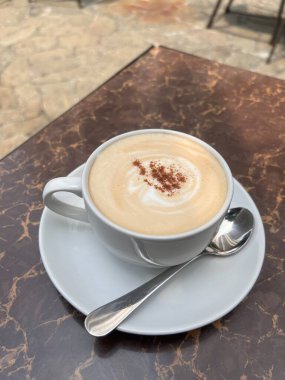 Sıcak Cappuccino ya da Marble Table üzerinde kaşık ile Latte Kahve