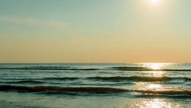 Batan güneş ışınlarında deniz sıcak sahil günbatımında. Yüksek kalite fotoğraf. Yüksek kalite fotoğraf