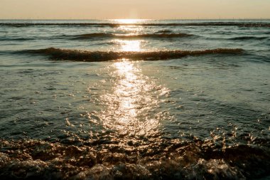 Batan güneş ışınlarında deniz sıcak sahil günbatımında. Yüksek kalite fotoğraf