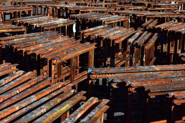 Geniş bir endüstriyel depolama alanı içinde yer alan paslı metal iskeleti gösteren bir hava görüntüsü