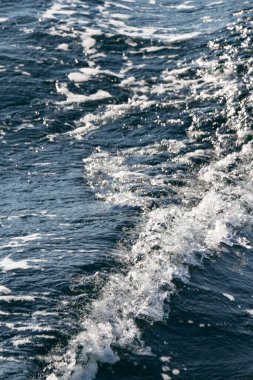 Güneşli bir günde Britanya 'da Atlantik Okyanusu dalgası