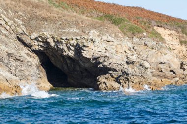 Brittany sahillerinde denizin altında bir mağarası var.