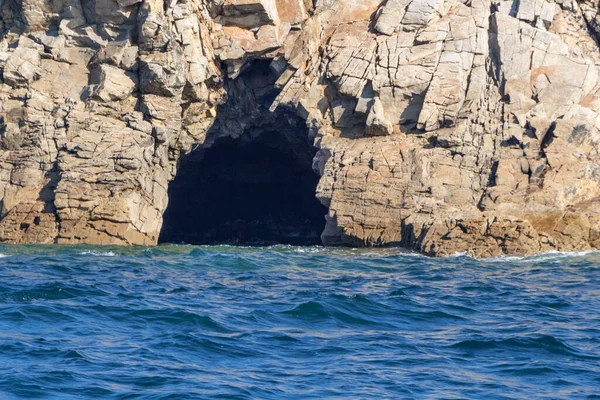 海からの洞窟の景色を望むブルターニュの海岸 — ストック写真