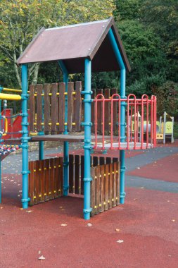 Çocuk oyun alanında kabin ile oyun