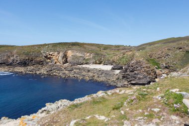 Brittany Coast'ta düşük gelgit sırasında güneşli bir gün
