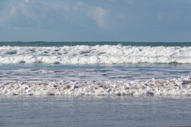 Güneşli bir günde Brittany kıyılarında ezen dalgalar