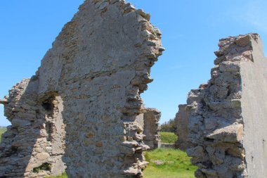 Bir evin harabeye daraltılmış duvarlar