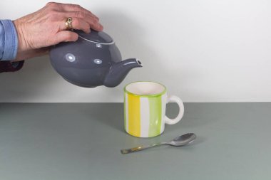 Çay servisi yapan bir kadının elleri.