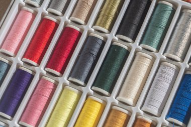 Renkli dikiş ipliklerini bir pakette kapat