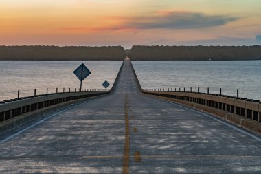William B. Umstead Köprüsü ABD 64 'ü Croatan Boğazı' ndan geçirir ve ana karayı Manns Limanı, Kuzey Carolina 'daki Roanoke Adası' na bağlar..