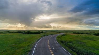 Günbatımında bir çayır gezisi Kuzey Dakota 'daki Theodore Roosevelt Ulusal Parkı' nın manzarasını aydınlatır. 1978 'de kurulan park, Kuzey Dakota Çorak Toprakları' nın engebeli güzelliğini koruyor..