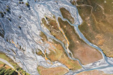 Dağlardaki eriyen buzulların hava görüntüsü.