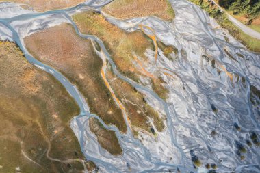 Dağlardaki eriyen buzulların hava görüntüsü.