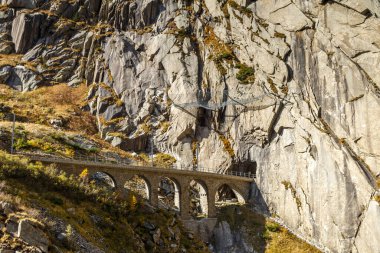 Dağlardaki eski taş köprünün manzaralı görüntüsü