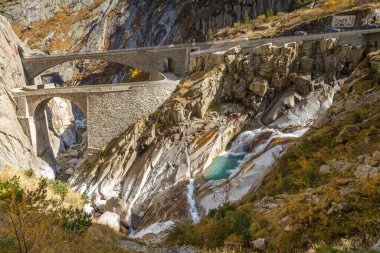 Dağlardaki eski taş köprünün manzaralı görüntüsü