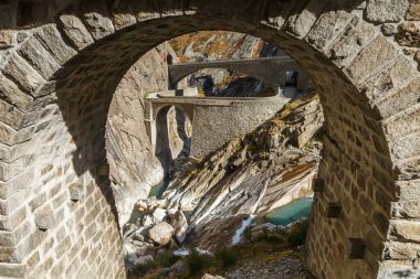 Dağlardaki eski taş köprünün manzaralı görüntüsü