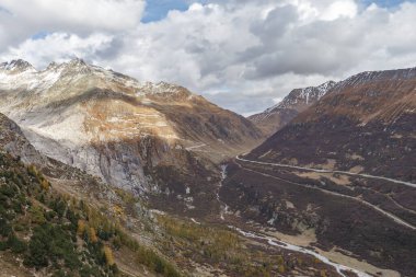 Güzel Alpler dağlarının manzaralı görüntüsü
