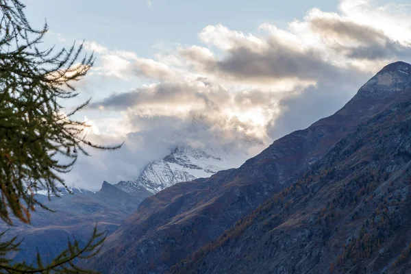 Scatto Panoramico Della Bellissima Montagna Del Cervino Tramonto Nuvoloso — Foto Stock