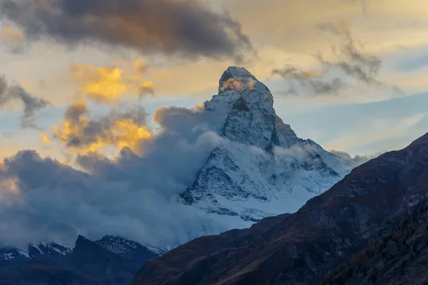 Naturskön Bild Vackra Matterhorn Berg Molnig Solnedgång — Stockfoto