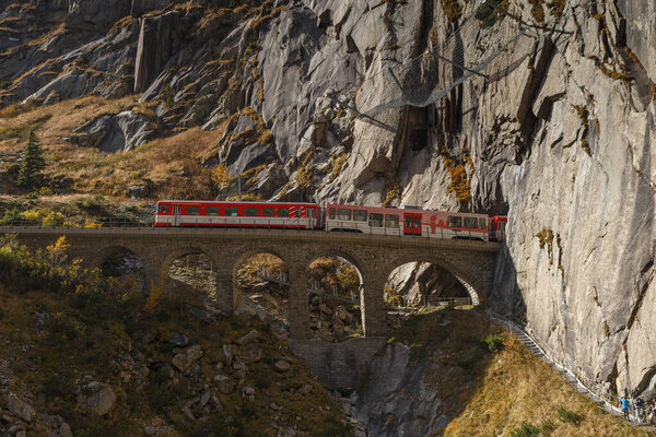 живописный кадр старого каменного моста в горах