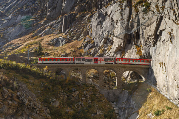 живописный кадр старого каменного моста в горах