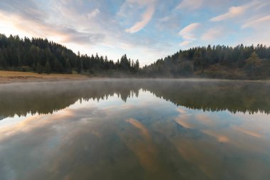 Güzel sakin dağ gölü manzarası