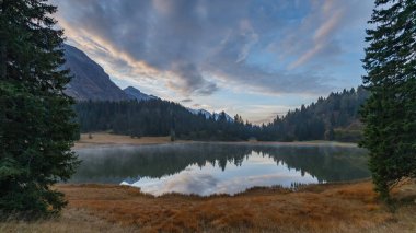 Güzel sakin dağ gölü manzarası
