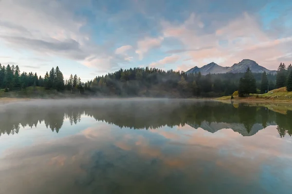 美丽宁静的高山湖景 — 图库照片