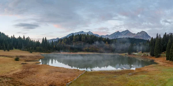 Мальовничий Знімок Красивого Спокійного Гірського Озера — стокове фото