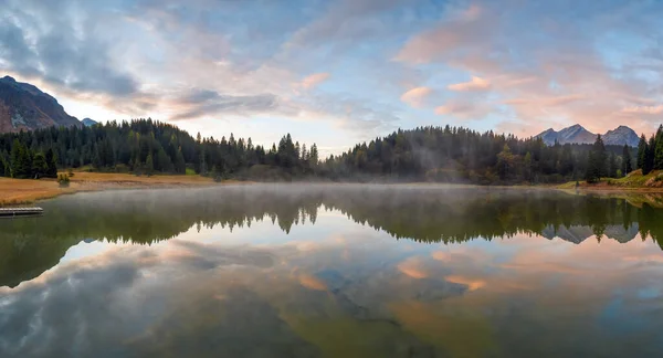 Plan Panoramique Magnifique Lac Montagne Calme — Photo