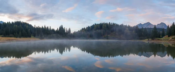 Живописный Снимок Красивого Спокойного Горного Озера — стоковое фото