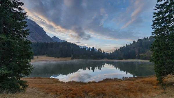 Güzel Sakin Dağ Gölü Manzarası — Stok fotoğraf