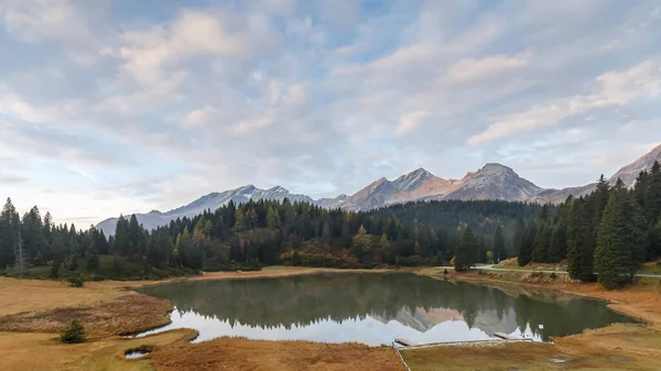 美しい穏やかな山の湖の景勝地 — ストック写真