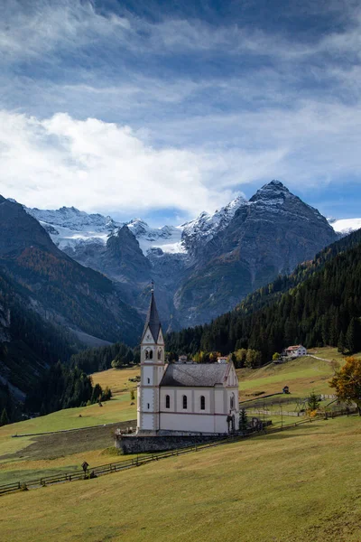 山中美丽的小礼拜堂建筑景观 — 图库照片