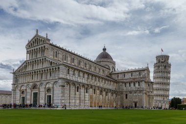 Eğik kulesi olan Pisa Katedrali manzarası, İtalya, Pisa