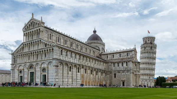 Eğik kulesi olan Pisa Katedrali manzarası, İtalya, Pisa