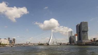 Rotterdam liman ve şehir manzarası modern mimari ile gökyüzü, Rotterdam, Hollanda 