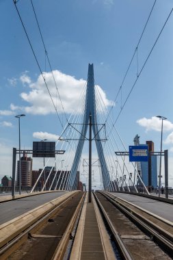 Kablo - Rotterdam şehrinde köprü olarak kaldı.