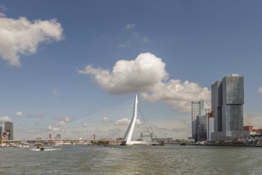 Rotterdam liman ve şehir manzarası modern mimari ile gökyüzü, Rotterdam, Hollanda 