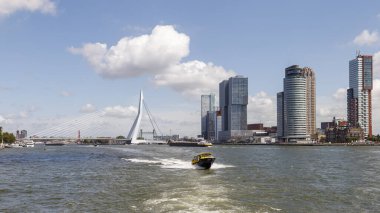 Rotterdam liman ve şehir manzarası modern mimari ile gökyüzü, Rotterdam, Hollanda 